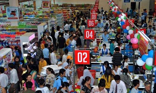 Đông nghịch người mua sắm tại một siêu thị ở Bạc Liêu. Ảnh: Nhật Hồ