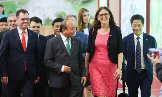 Thủ tướng Nguyễn Xuân Phúc và Cao ủy Thương mại EU Cecilia Malmström (thứ 2 từ phải qua) tại Hà Nội hôm 30.6.2019. Ảnh: AP.
