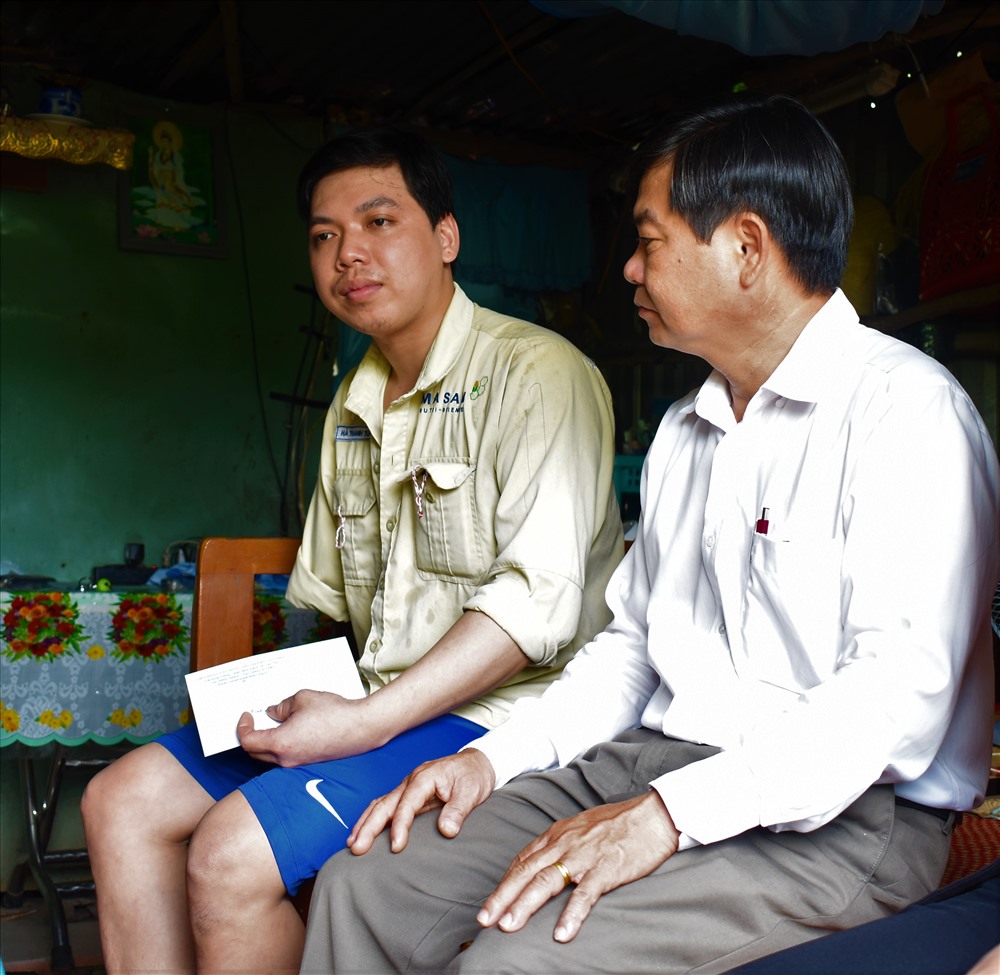 Ông Đoàn Văn Dũng - Phó Chủ tịch LĐLĐ TP.Cần Thơ - trao quà và thăm hỏi sức khỏe, động viên công nhân bị tai nạn lao động vượt qua khó khăn, vươn lên trong cuộc sống. Ảnh: Thành Nhân