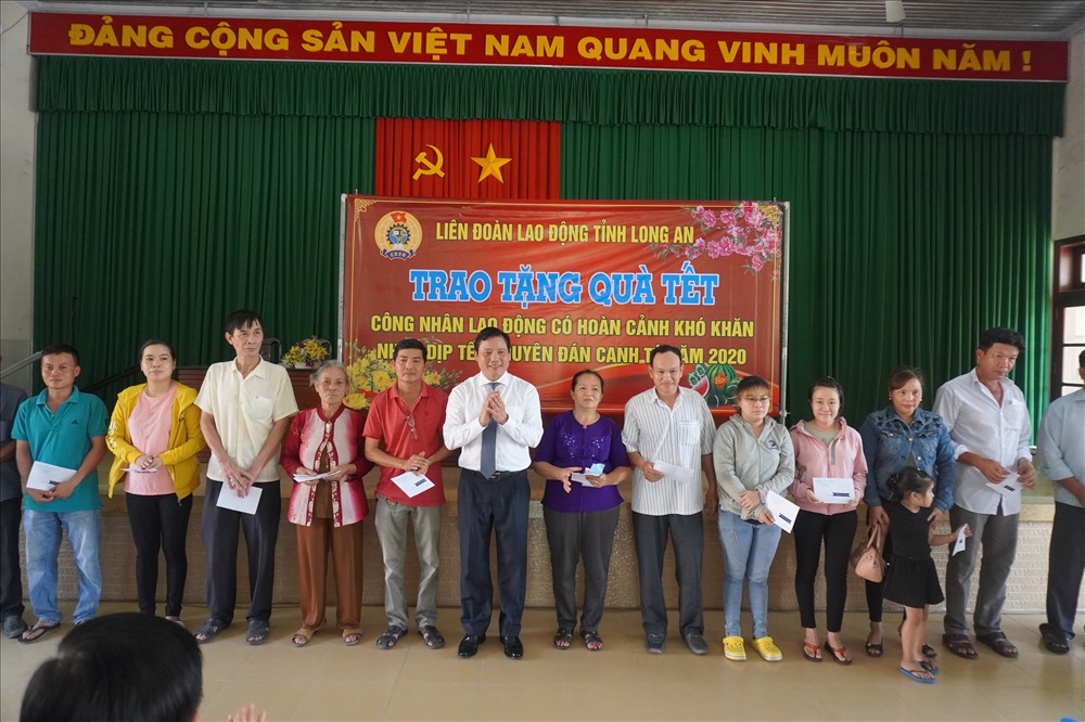 Chủ tịch UBND tỉnh Long An - ông Phạm Tấn Hòa tặng quà cho CNLĐ khó khăn. Ảnh: K.Q
