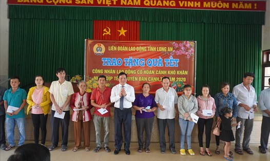 Chủ tịch UBND tỉnh Long An - ông Phạm Tấn Hòa tặng quà cho CNLĐ khó khăn. Ảnh: K.Q