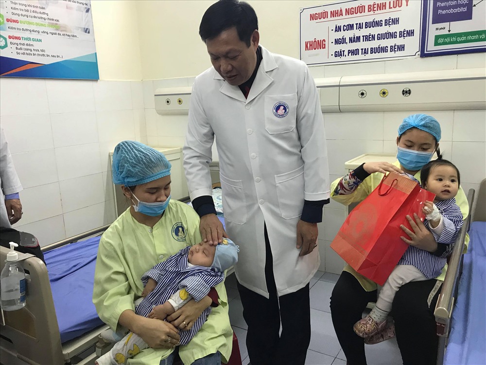 Thứ trưởng Bộ Y tế thăm và tặng quà Tết cho những bệnh nhi đang điều trị tại Bệnh viện Sản- Nhi Hưng Yên. Ảnh: T.Linh