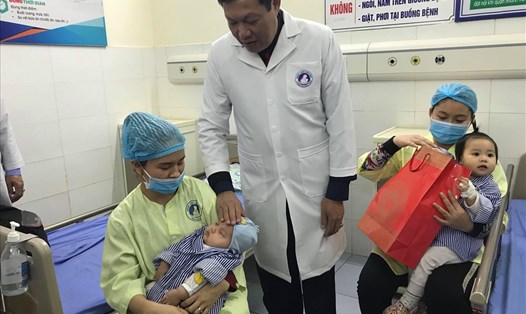Thứ trưởng Bộ Y tế thăm và tặng quà Tết cho những bệnh nhi đang điều trị tại Bệnh viện Sản- Nhi Hưng Yên. Ảnh: T.Linh