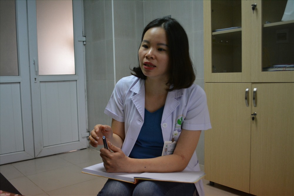 Bác sĩ Nguyễn Hương Trà - Phó phòng Kế hoạch tổng hợp - Bệnh viện Phụ Sản Hà Nội kể chuyện trực Tết. Ảnh: PV