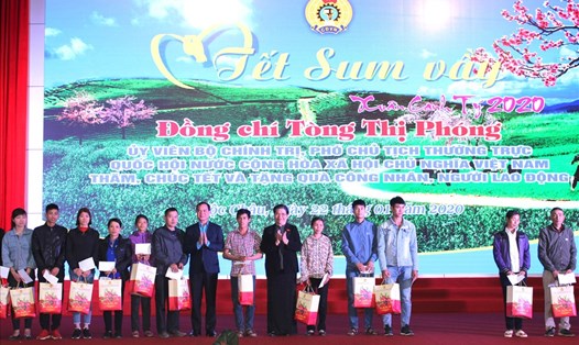 Đồng chí Tòng Thị Phóng và đồng chí Nguyễn Đình Khang tặng quà công nhân lao động tỉnh Sơn La. Ảnh: Nguyễn Hùng