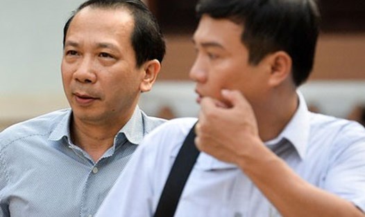Phó Chủ tịch tỉnh Hà Giang - Nguyễn Đức Quý (trái) trong lần xuất hiện tại phiên tòa sơ thẩm xét xử gian lận điểm thi THPT quốc gia 2018 tại tỉnh này. Ảnh: VH.