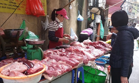 Tại các khu vực chợ tạm và chợ truyền thống, giá thực phẩm phục vụ tết tăng lên từng ngày. Ảnh: Tùng Giang.