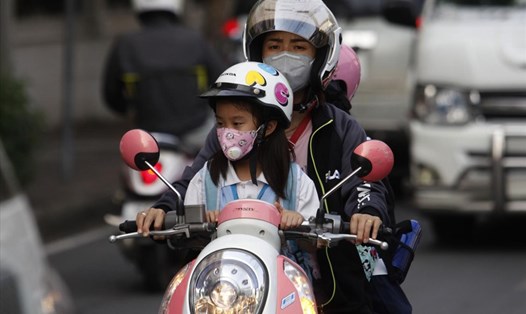 Mặt nạ chống bụi siêu mịn PM2.5 được người dân sử dụng khi mức ô nhiễm không khí vượt quá ngưỡng an toàn ở Thái Lan. Ảnh: Bangkok Post