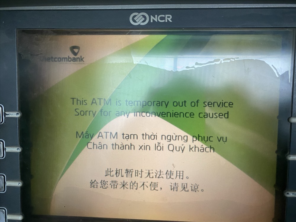 ATM của Vietcombank trước cổng Khu công nghiệp Thăng Long báo lỗi. Ảnh: L.Hương