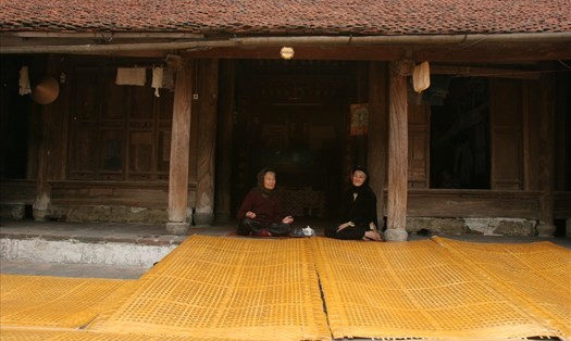 Dưới nếp nhà cổ ở làng Cự Đà. Ảnh: VNP