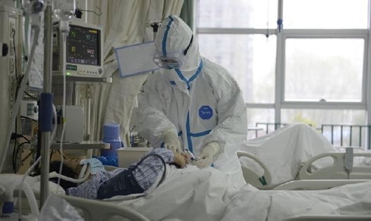 Bác sĩ đang điều trị cho bệnh nhân ở Vũ Hán. Ảnh: Reuters.