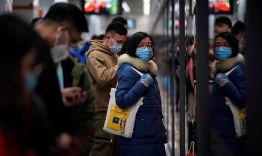Tất cả người dân đều đeo khẩu trang tại ga tàu điện ngầm Thượng Hải, Trung Quốc ngày 23.1. Ảnh: Reuters