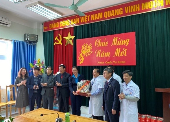 Đồng chí Phạm Thanh Bình, Chủ tịch Công đoàn Y tế Việt Nam tặng 10 triệu đồng và giỏ quà trị giá 2 triệu đồng cho CBYT trực Tết tại Bệnh viện ĐK tỉnh Hưng Yên