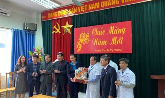 Đồng chí Phạm Thanh Bình, Chủ tịch Công đoàn Y tế Việt Nam tặng 10 triệu đồng và giỏ quà trị giá 2 triệu đồng cho CBYT trực Tết tại Bệnh viện ĐK tỉnh Hưng Yên