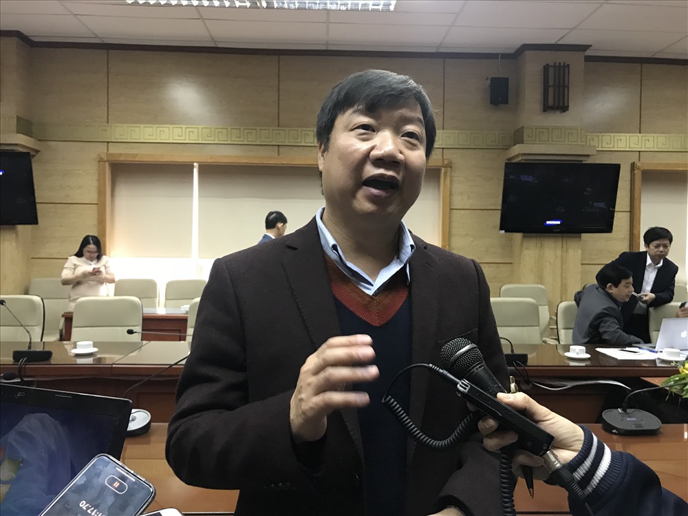 Phó Viện trưởng Viện Vệ sinh Dịch tễ Trung ương trả lời phỏng vấn sau cuộc họp. Ảnh: Thuỳ Linh