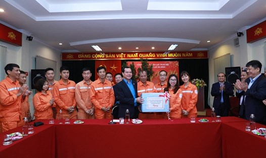 Đồng chí Nguyễn Đình Khang, Uỷ viên Trung ương Đảng, Chủ tịch Tổng LĐLĐVN tặng quà cán bộ công nhân viên Công ty Điện lực Ba Đình.