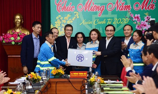 Ủy viên Bộ Chính trị, Bí Thư Thành ủy Hà Nội Hoàng Trung Hải tặng quà cho tập thể công ty TNHH Một thành viên Môi trường đô thị Hà Nội.