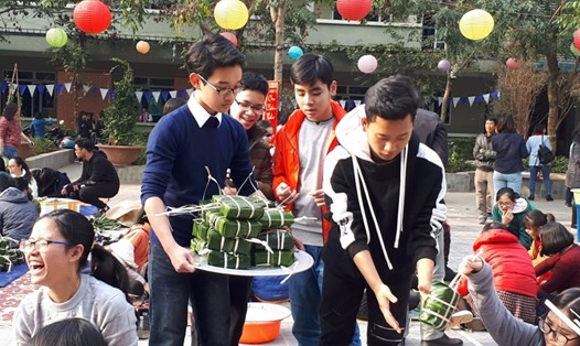Học sinh được trải nghiệm Tết thông qua các hoạt động thi gói bánh chưng, Hội chợ Tết được tổ chức tại trường.