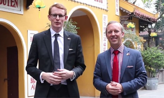Hai Đại sứ Anh thăm chùa Quán Sứ. Ảnh chụp màn hình.