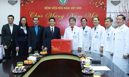 Phó Thủ tướng Vũ Đức Đam (thứ tư từ trái sang) và Chủ tịch Tổng LĐLĐVN Nguyễn Đình Khang (thứ ba từ trái sang) tặng quà cán bộ, bác sĩ, nhân viên y tế Bệnh viện Hữu nghị Việt Đức.