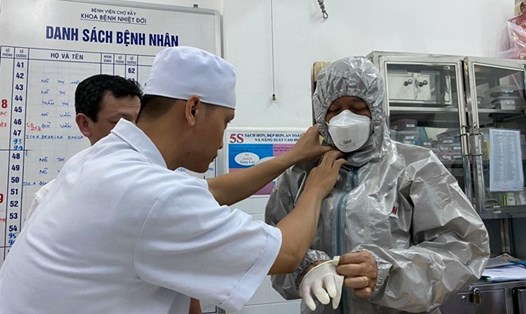 Nhân viên y tế mặc bảo hộ trước khi tiếp xúc với bệnh nhân nhiễm virus Corona mới. Ảnh: Thanh Niên