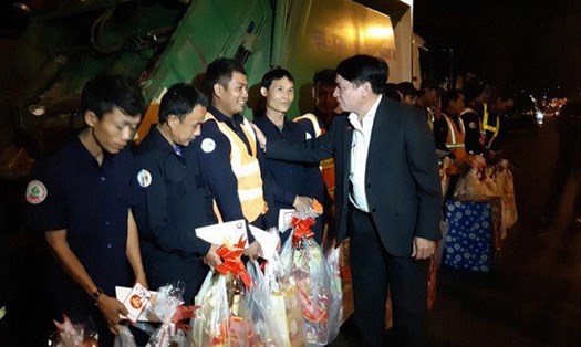 Bí thư Đắk Lắk Bùi Văn Cường trao tặng 15 phần quà cho các người lao động trong đêm giao thừa. Ảnh: LX