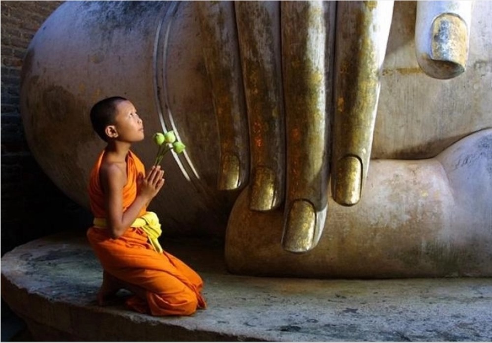 Kiêng kỵ lễ chùa là một trong những quy định của Phật Giáo để tôn trọng người khác và tránh vi phạm luật pháp. Hãy xem những hình ảnh về những người tuân thủ quy định đó, bạn sẽ cảm nhận được sự kính trọng và hiếu thảo của những người theo đạo.