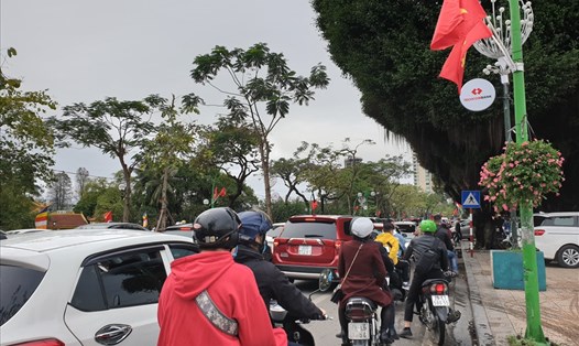 Nhiều người đi lễ chùa Trấn Quốc, chùa Quán Thánh khiến giao thông trên đường Thanh Niên trở nên ùn ứ. Ảnh: Tùng Giang.