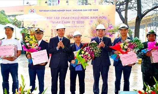 Lãnh đạo tập đoàn TKV tặng hoa và quà động viên các đơn vị tham gia bốc rót những tấn than đầu tiên ngày mùng 1 Tết Canh Tý 2020. Ảnh: T.N.D