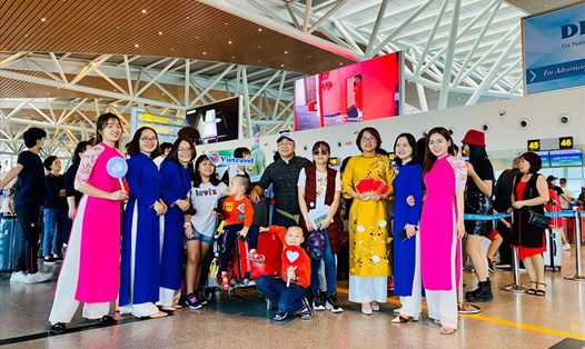 Đại diện Vietravel Đà Nẵng chụp ảnh lưu niệm cùng đoàn khách đầu tiên của năm Canh Tý.