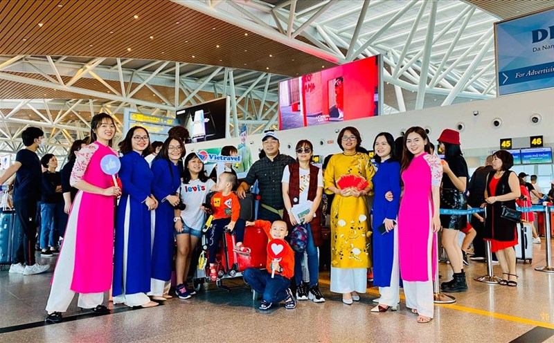 Đại diện Vietravel Đà Nẵng chụp ảnh lưu niệm cùng đoàn khách đầu tiên của năm Canh Tý.