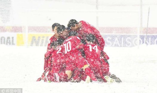 Các cầu thủ U23 Việt Nam ôm nhau trong tuyết trên sân Thường Châu. Ảnh: VCG.