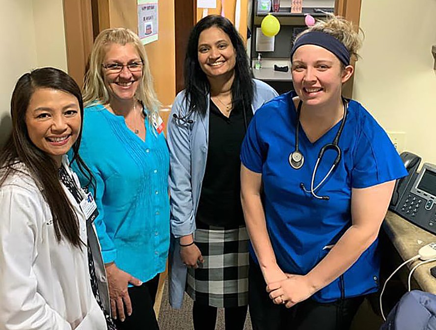 Bác sĩ Tiên Phạm (bìa trái) và đồng nghiệp (ảnh: FBNV).