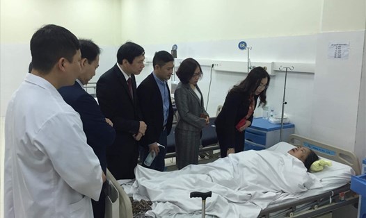 Bà Phạm Thu Xanh, GĐ sở Y tế thăm bệnh nhân tại BV Việt Tiệp cơ sở 2. Ảnh Mai Chi