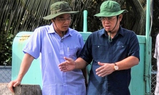 Chủ tịch UBND tỉnh Bạc Liêu Dương Thành Trung (người mặc áo xẫm) kiểm tra vận hành của cống Ninh Quới (ảnh Nhật Hồ)
