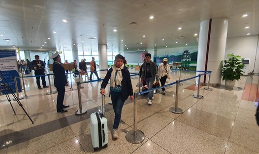 Hành khách nhập cảnh Việt Nam tại sân bay Nội Bài. Ảnh: Tuấn Dũng