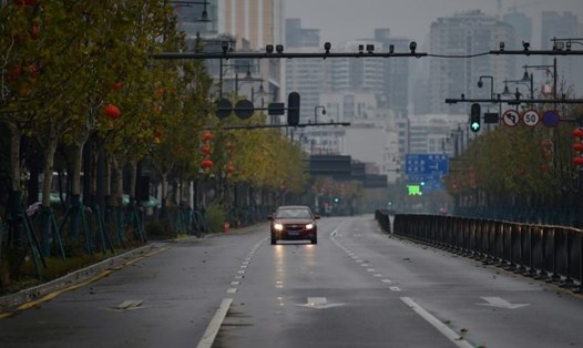 Hệ thống giao thông công cộng của Vũ Hán đã ngừng hoạt động, taxi bị hạn chế và những lệnh cấm mới được ban hành với xe ô tô trên đường phố. Ảnh: AFP.