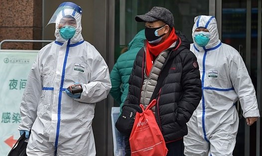 Nhân viên y tế bên ngoài một bệnh viện ở Vũ Hán đang mặc trang phục bảo hộ trong bối cảnh thành phố phong tỏa vì dịch coronavirus. Ảnh: AFP/Getty.