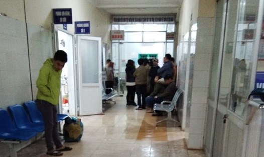 Người dân tập trung ở Trung tâm Y tế huyện Hướng Hóa - nơi người phụ nữ được đưa đi cấp cứu nhưng đã tử vong. Ảnh: Hưng Thơ.