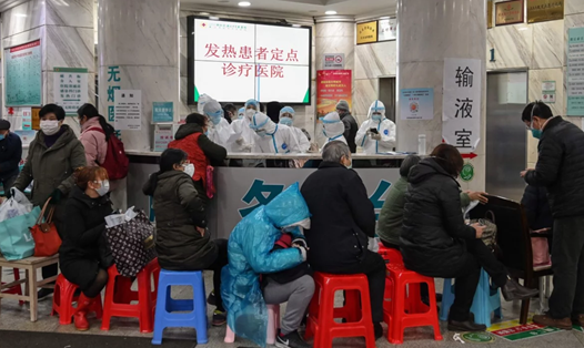Bệnh nhân chờ xét nghiệm và điều trị tại bệnh viện ở Trung Quốc. Ảnh: AFP