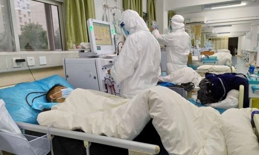 Nhân viên y tế chữa trị cho bệnh nhân ở bệnh viện trung ương Vũ Hán. Ảnh: Reuters.