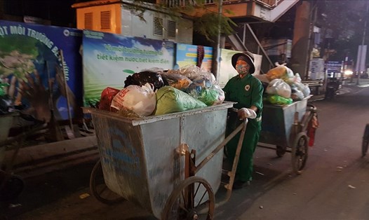 Bà Đỗ Thị Trịnh tại điểm tập kết rác trên đường Nguyễn Trãi (quận Thanh Xuân, Hà Nội), lúc 21h đêm mùng 2 Tết Nguyên đán 2020.