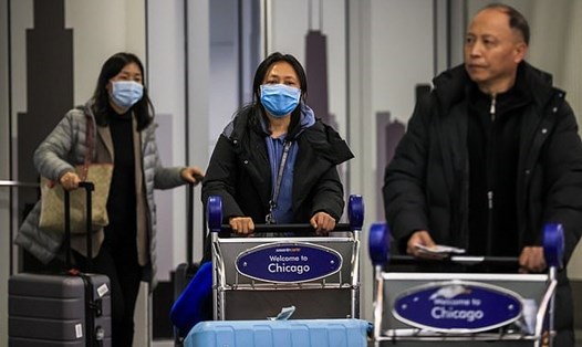 Hành khách ra khỏi khu vực sàng lọc tại sân bay quốc tế O'Hare, Chicago, Mỹ. Ảnh: EPA