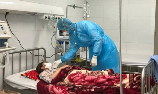Bệnh nhân N.T.T đang được chăm sóc đặc biệt tại BV Đa khoa tỉnh Thanh Hoá. Ảnh: Xuân Hùng