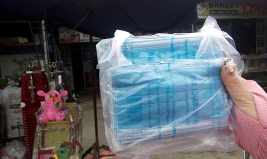 PV Lao Động mua hộp khẩu trang với giá 10 nghìn đồng/gói tại một quầy thuốc tây ở chợ Đàng, xã Quế Châu, huyện Quế Sơn, Quảng Nam. Ảnh: Nhiệt Băng