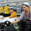 Lao động trong ngày giày dép tại thị xã Thuận An, Bình Dương. Ảnh: Đình Trọng