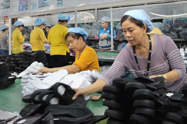 Lao động trong ngày giày dép tại thị xã Thuận An, Bình Dương. Ảnh: Đình Trọng