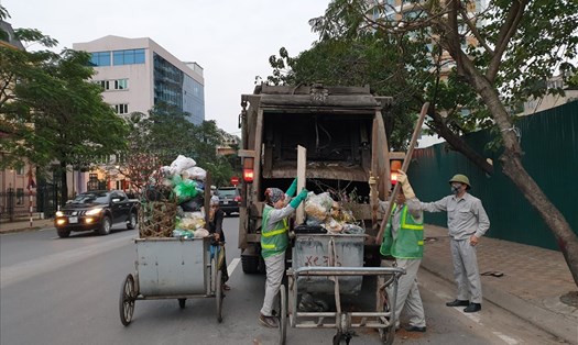 Công nhân vệ sinh môi trường căng mình làm việc trong dịp nghỉ lễ Tết Nguyên đán Canh Tý 2020. Ảnh: Tùng Giang.