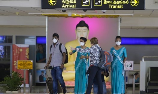 Các quan chức và hành khách đeo khẩu trang tại sân bay quốc tế Bandaranaike ở Colombo, Sri Lanka. Ảnh: EPA-EFE.