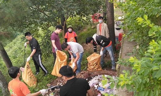 Nhóm thanh niên tình nguyện dọn rác ở khu tượng Phật.